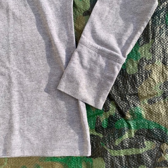 Gray v-neck long sleeve t-shirt - Picture 4 of 6